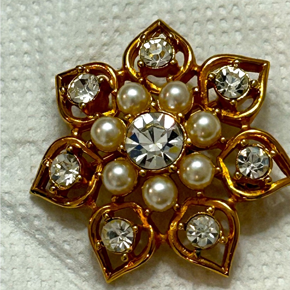 Vintage flower Brooch by Sarah Coventry.